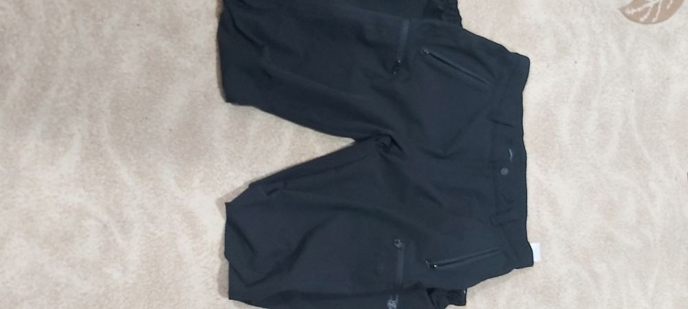 vând pantaloni Bergans of Norway