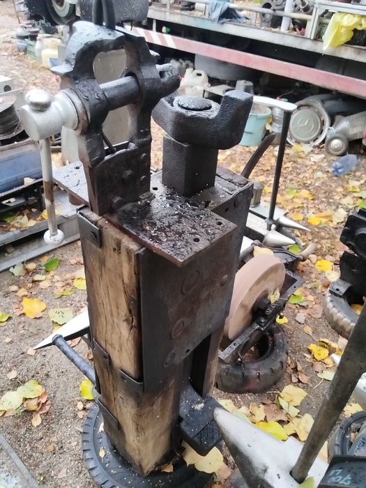 Vinciu foarte vechi de lemn cu fier forjat colectie