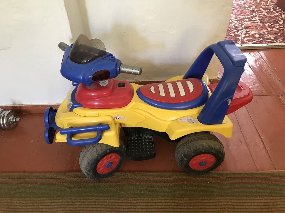 Детская машина на зарядке,в хорошом состояний