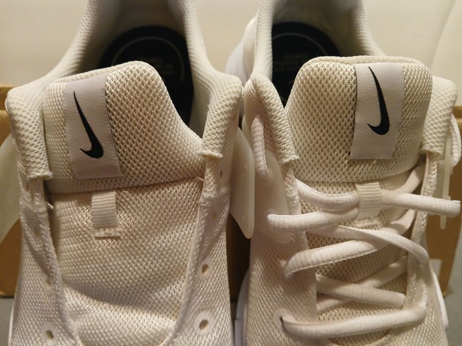 Adidași Nike arrow