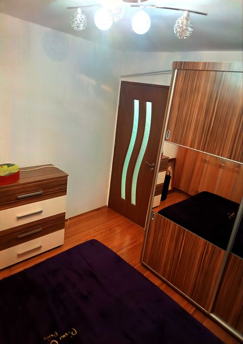 Închiriez apartament 3 camere decomandate etaj 2 zona HCC