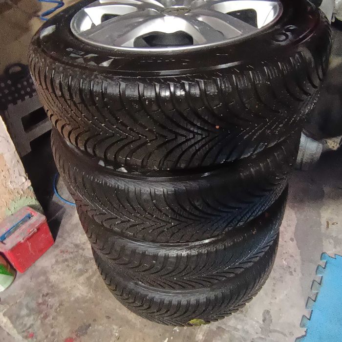 Тойота Ярис джанти с гуми 175/65/15 Кумхо всесезонни