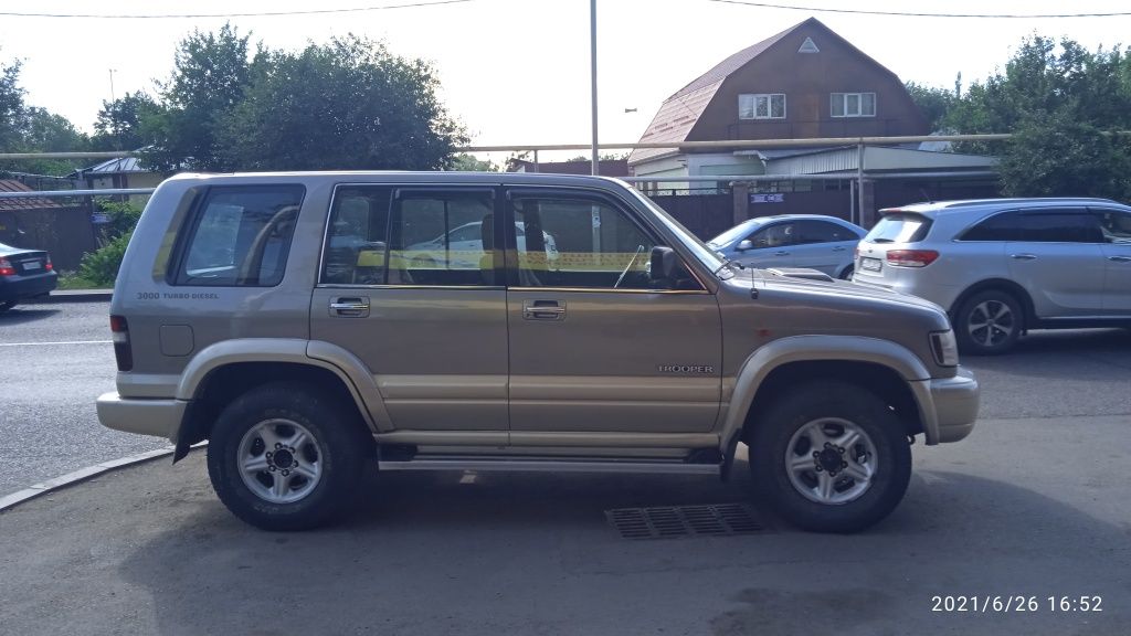 Автомобиль Isuzu trooper