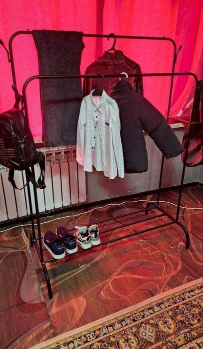 Вешалка напольная для одежды.