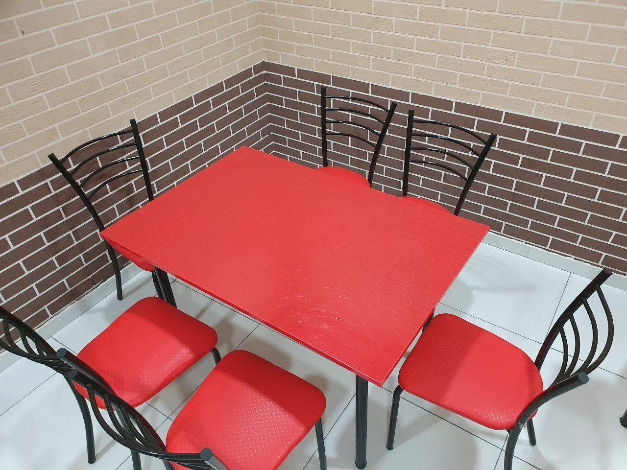 Кухонный стол с четырьмя стульями 870.000 сум