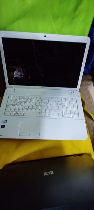 Vând Laptopuri cu incarcator