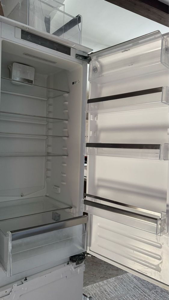 Холодильник встроенный Whirlpool немецкий
