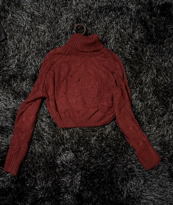 Неизползван пуловер в тъмно червен цвят