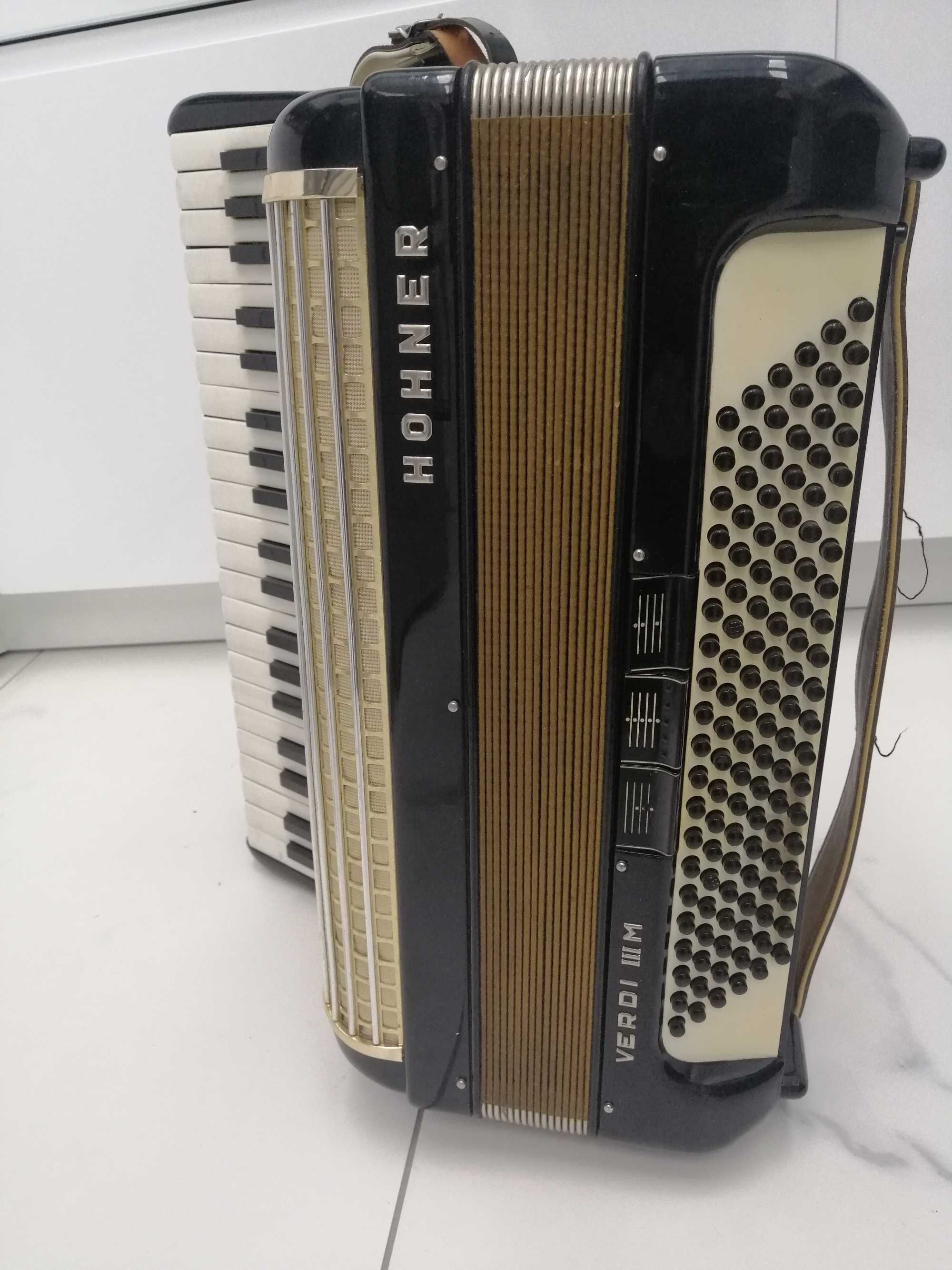 Acordeon hohner verdi 3 M cu 120 bași negru în stare perfectă