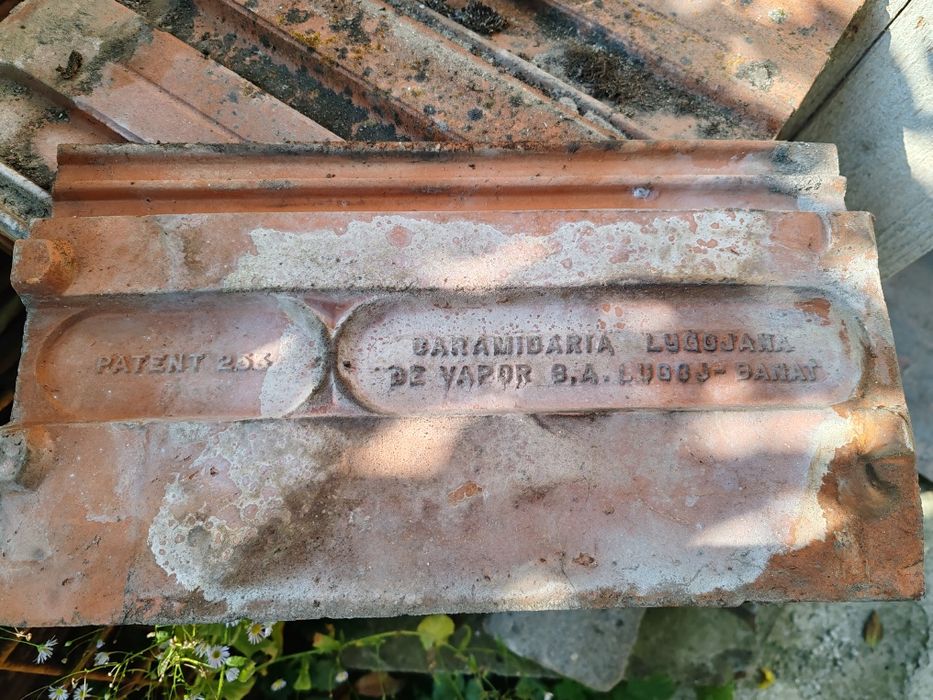 Țiglă ceramică veche de Lugoj și coame