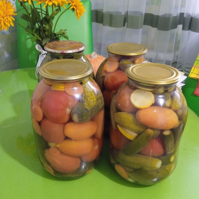 Маринованные огурцы, помидоры.