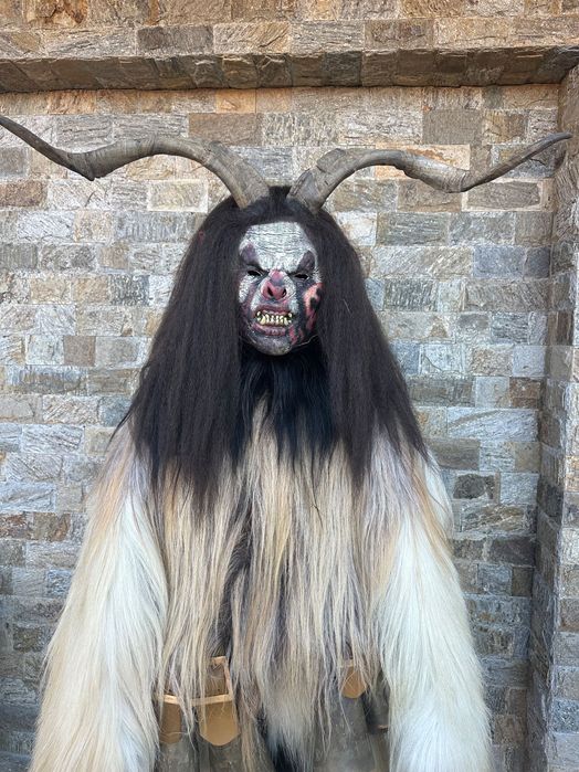 Кукерски костюм от естествен косъм