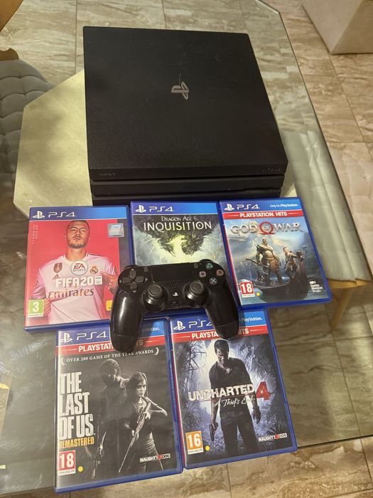 Vand Ps4 pro o maneta si 7 jocuri