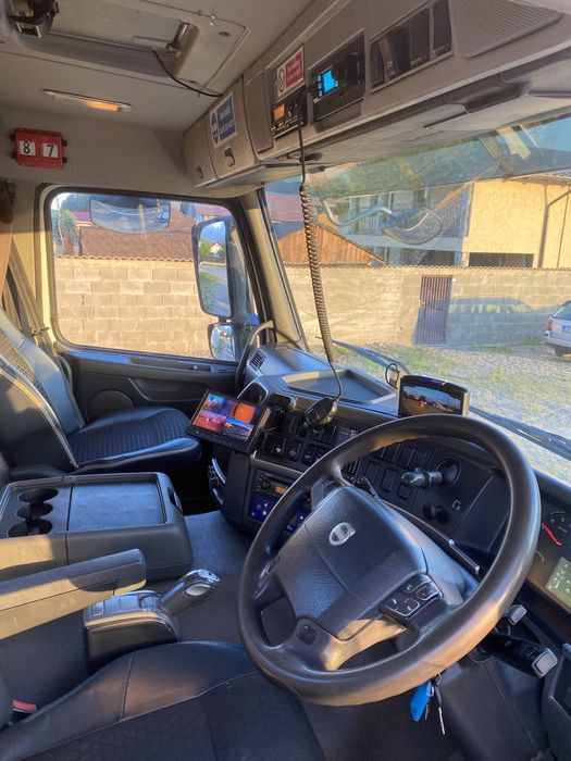 Vand/schimb Cu autoturism ,Autobasculanta Volvo 8x4 Volan dreapta