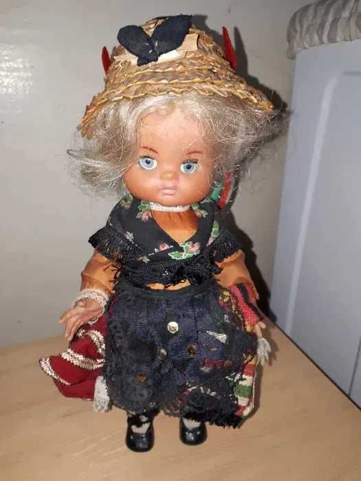 O frumoasa papusa in tinuta traditionala