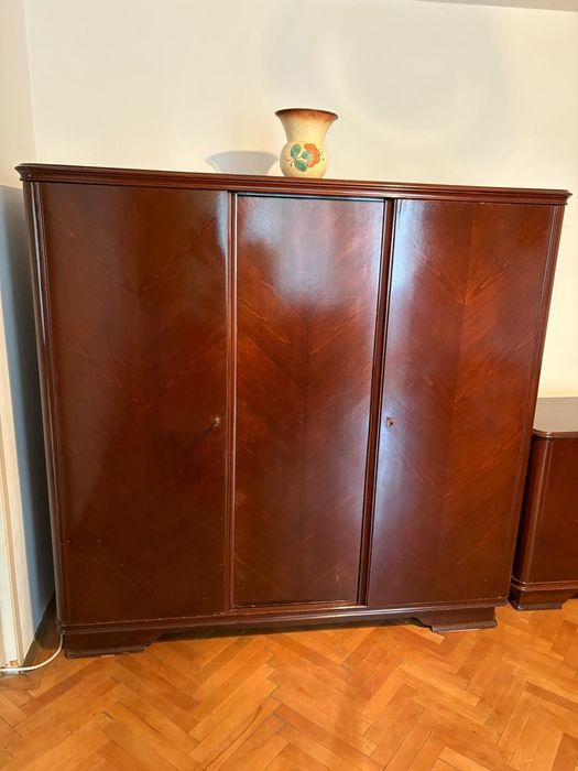 Mobilă veche - SET Dulapuri din Lemn masiv, de nuc - STARE BUNA