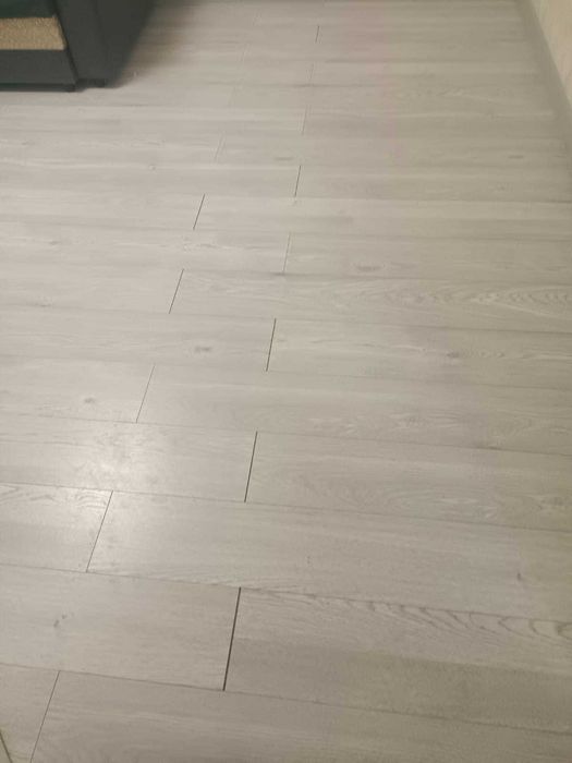 продается два шкаф-купе, три кровать, ломинант на 72 кв метра