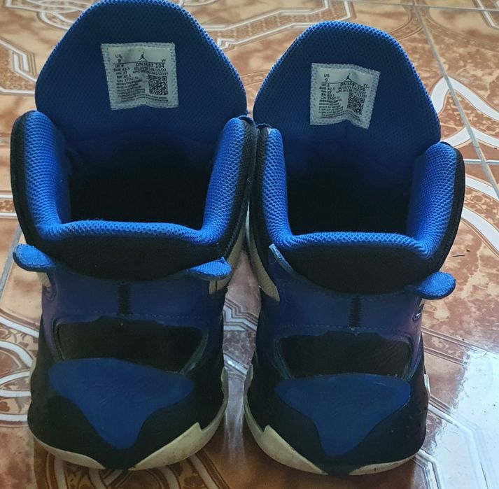 Vând adidași jordan