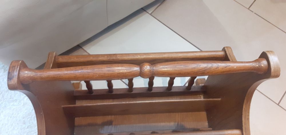 Suport din lemn masiv pentru ziare și reviste