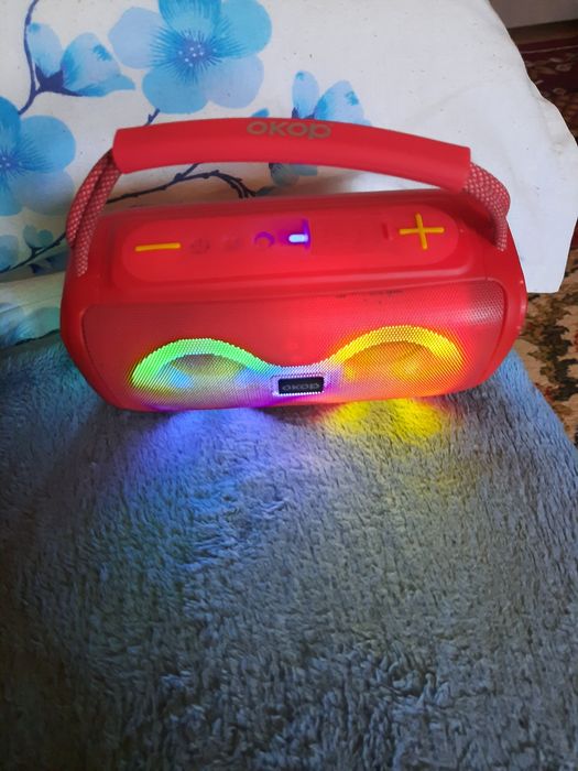 Dau boxa portabila pe telefoane stricate.