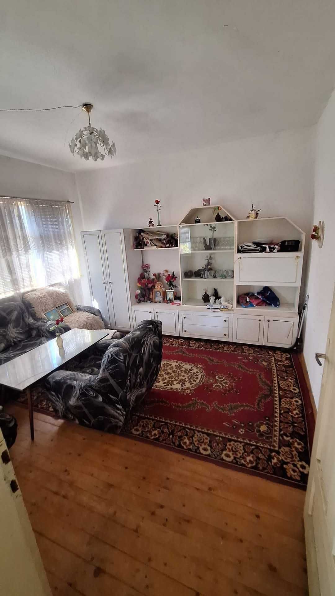 Продавам две къщи