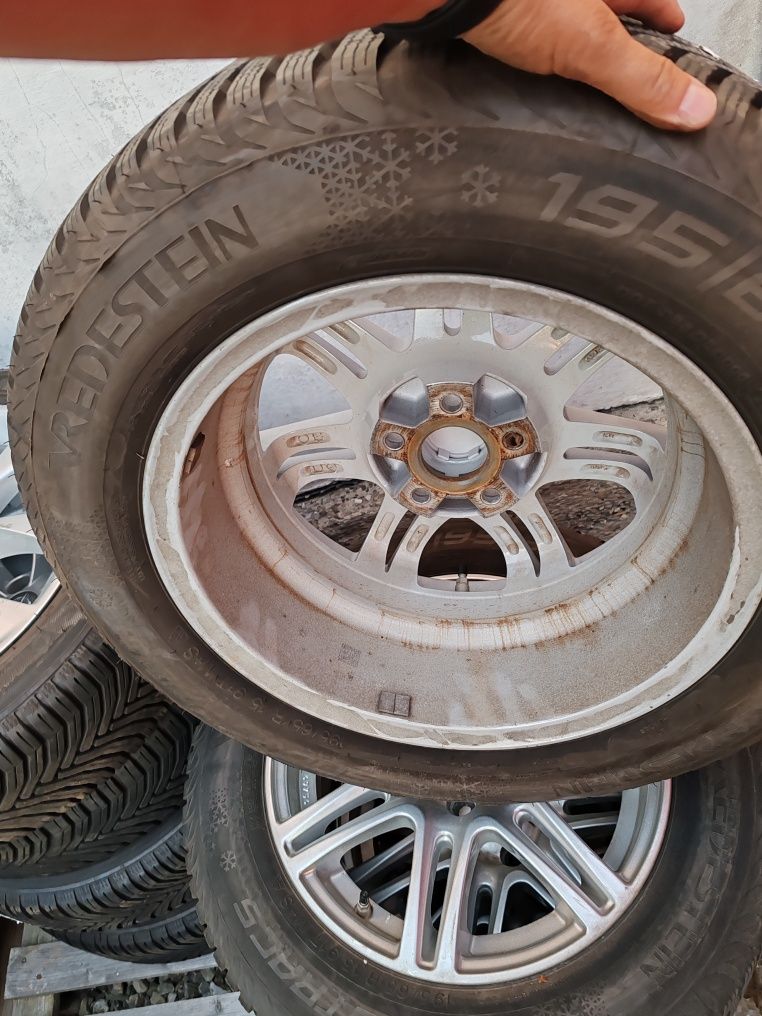Jante cu cauciucuri de iarna de Toyota prius 195/65r15
