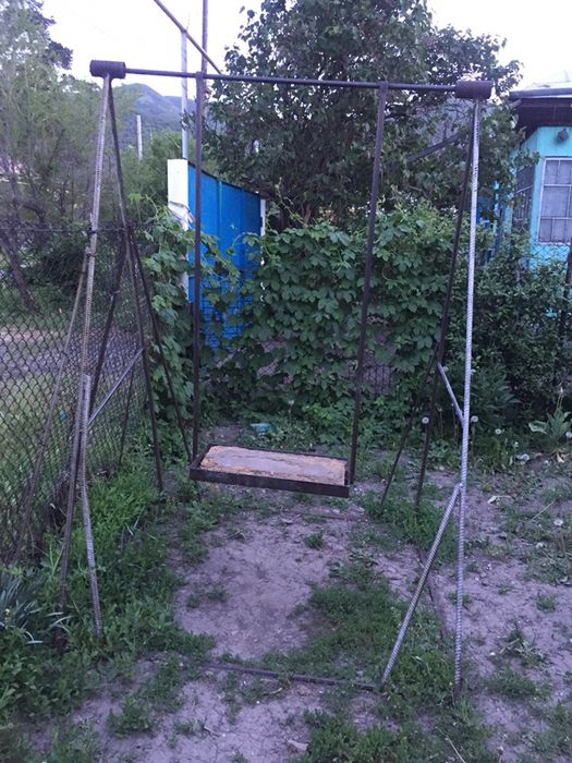 Железная качеля