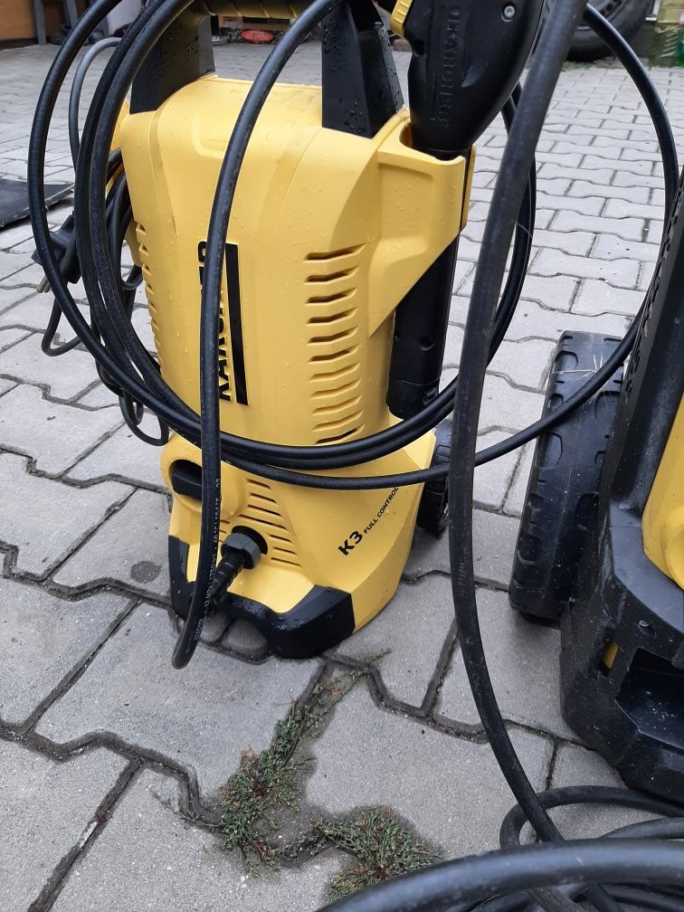 Vind 2 aparate de spalat cu presiune marca karcher