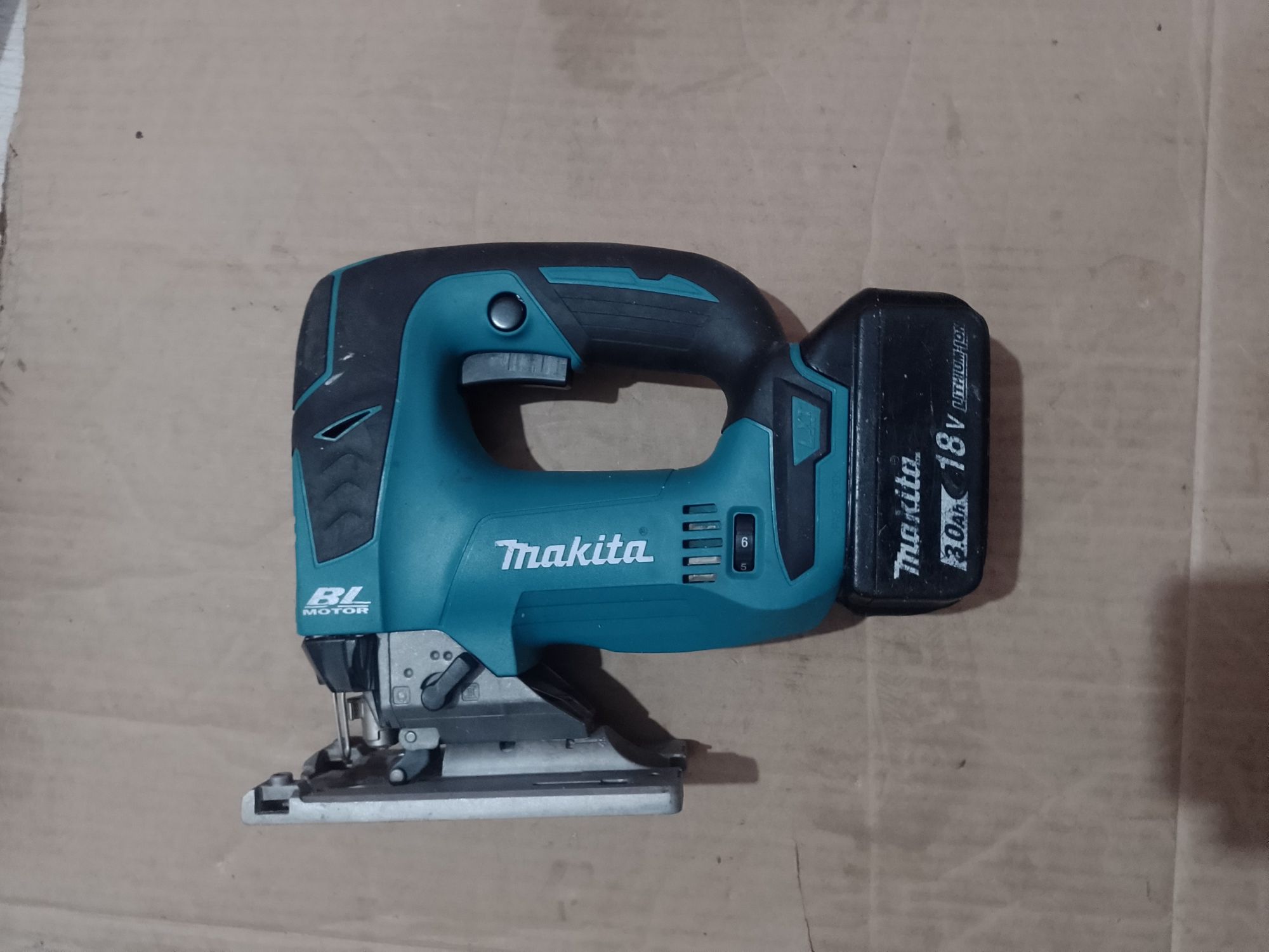 Pendular Makita DJV182