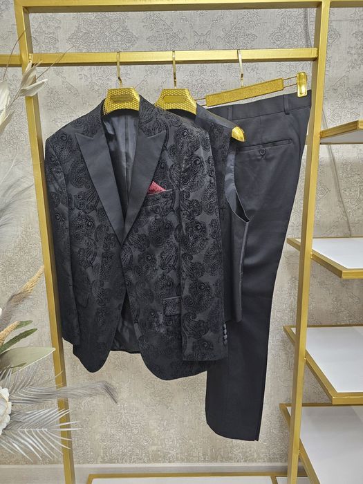 Продаётся костюм тройка с узорами