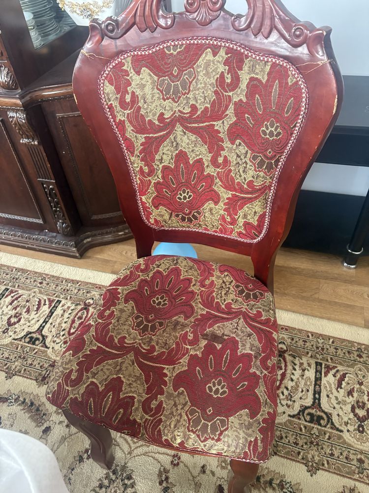 Стулья в хорошим состоение