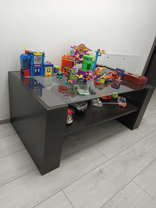 Măsuță cafea...cu geam,nu este zgâriată sau lovită.