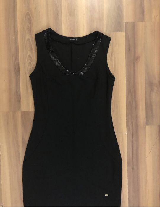 Стилна черна рокля или сива рокля