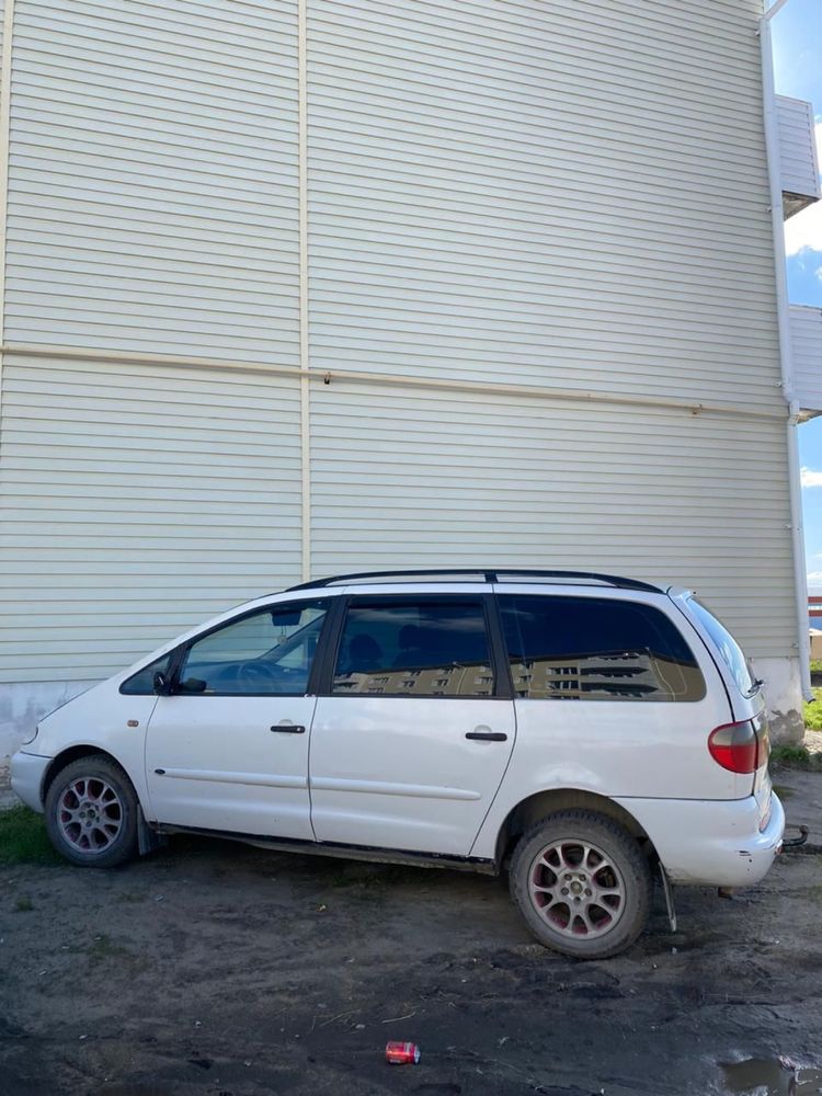 Продам машину Ford (7-местка)