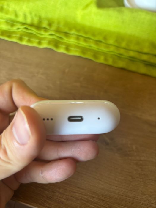 Продавам ОРИГИНАЛНИ Apple AirPods Pro (2nd Generation) с USB-C