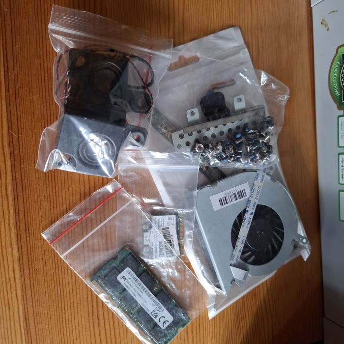 Части от Повреден Лаптоп (не знам дали работят)