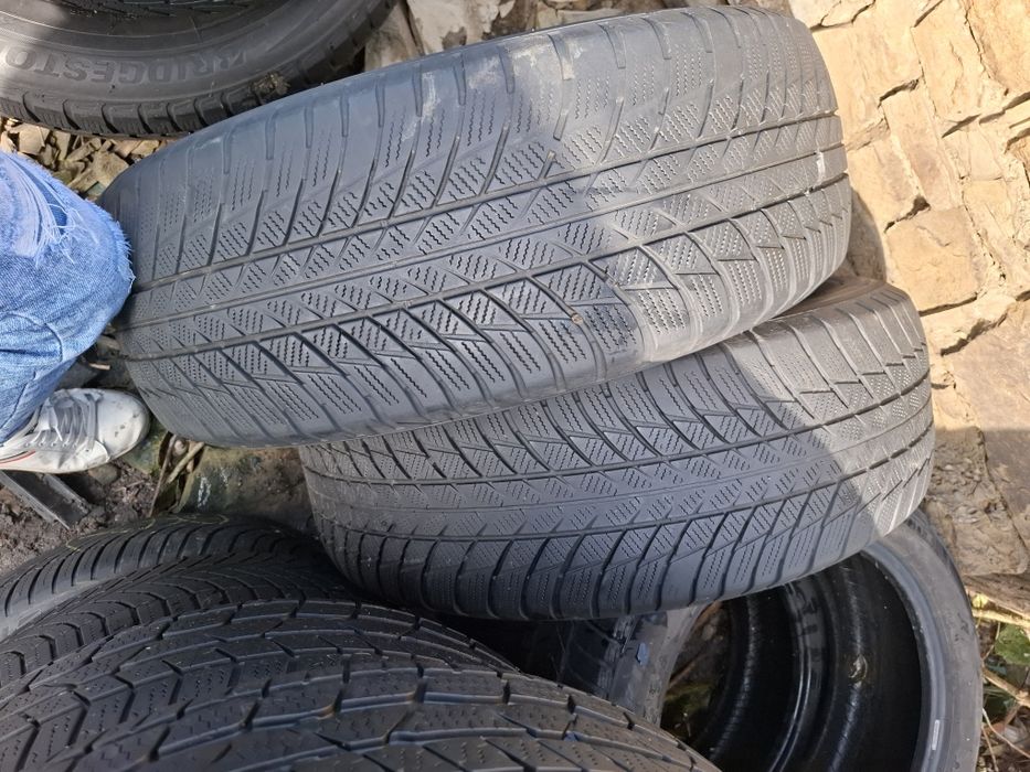 Vand 1 sau 2 anvelope 225 60 18 brigestone de iarna ranflet