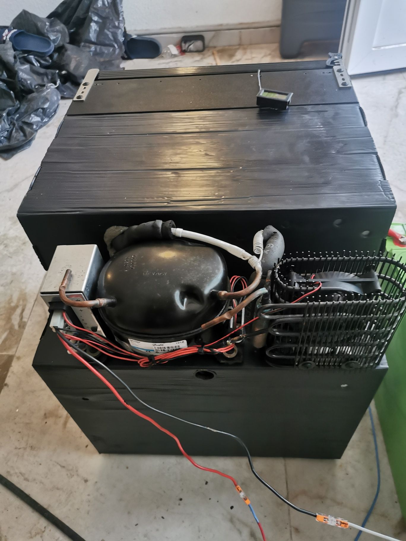 Хладилник 12v. Компресорен за кемпер и Каравана. Dometic waeco