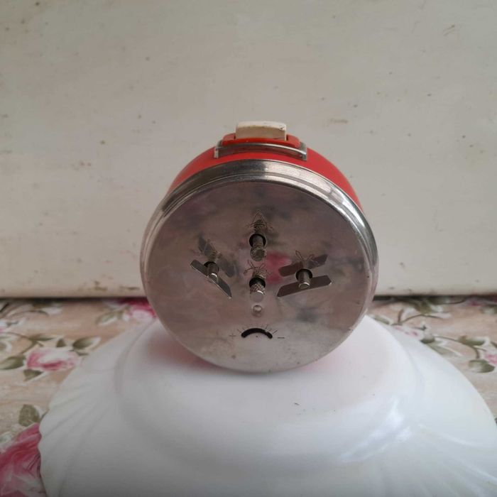 Ceas desteptator de masa-mecanic , JNSA .Fabricat in Yugoslavia .