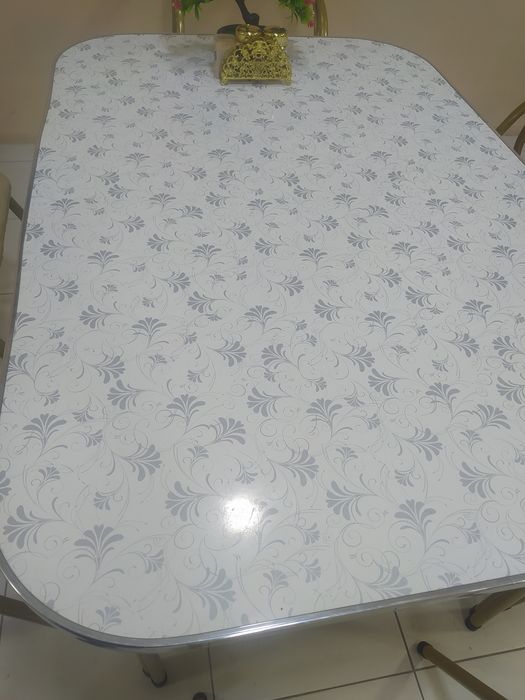 Стол стулья в новом состоянии