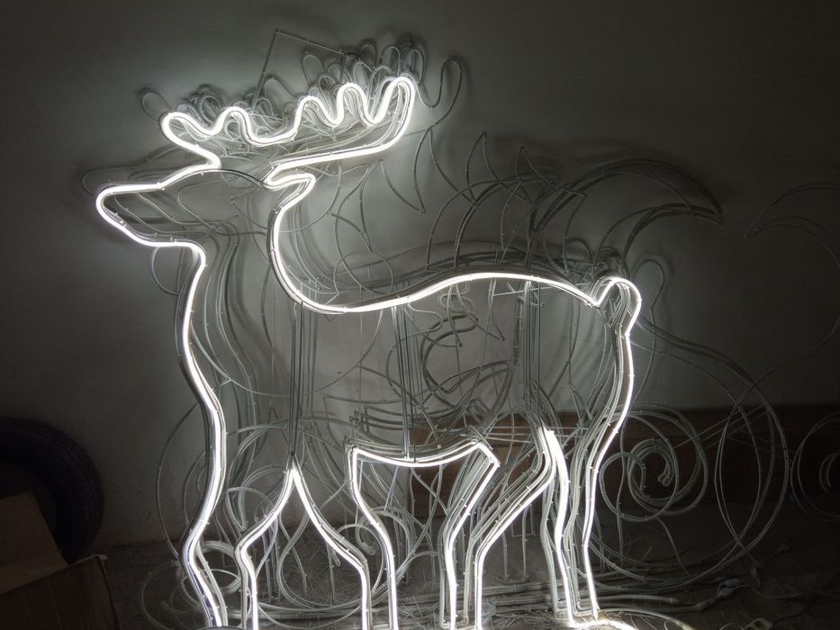 Новогоднее оформление фасадов зданий магазинов домов офисов