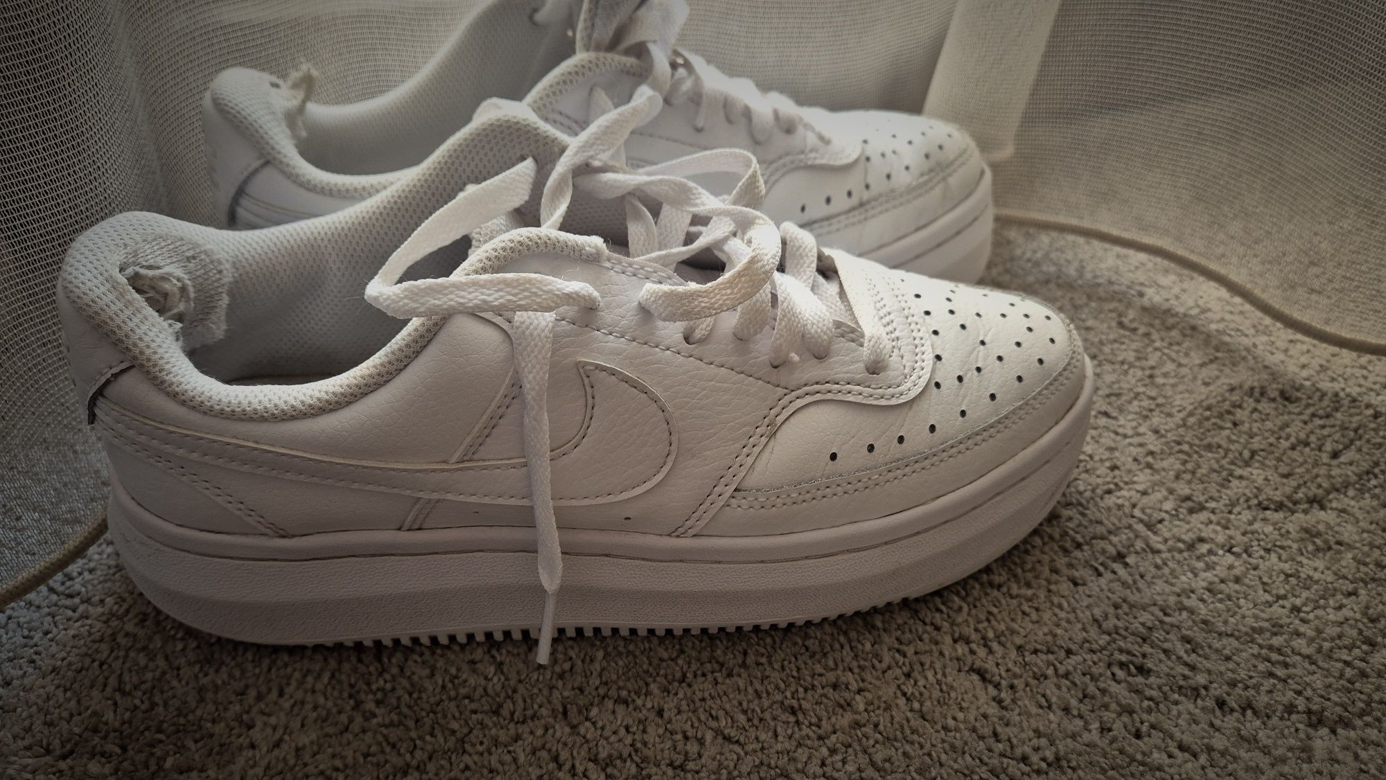 Бели кецове Nike