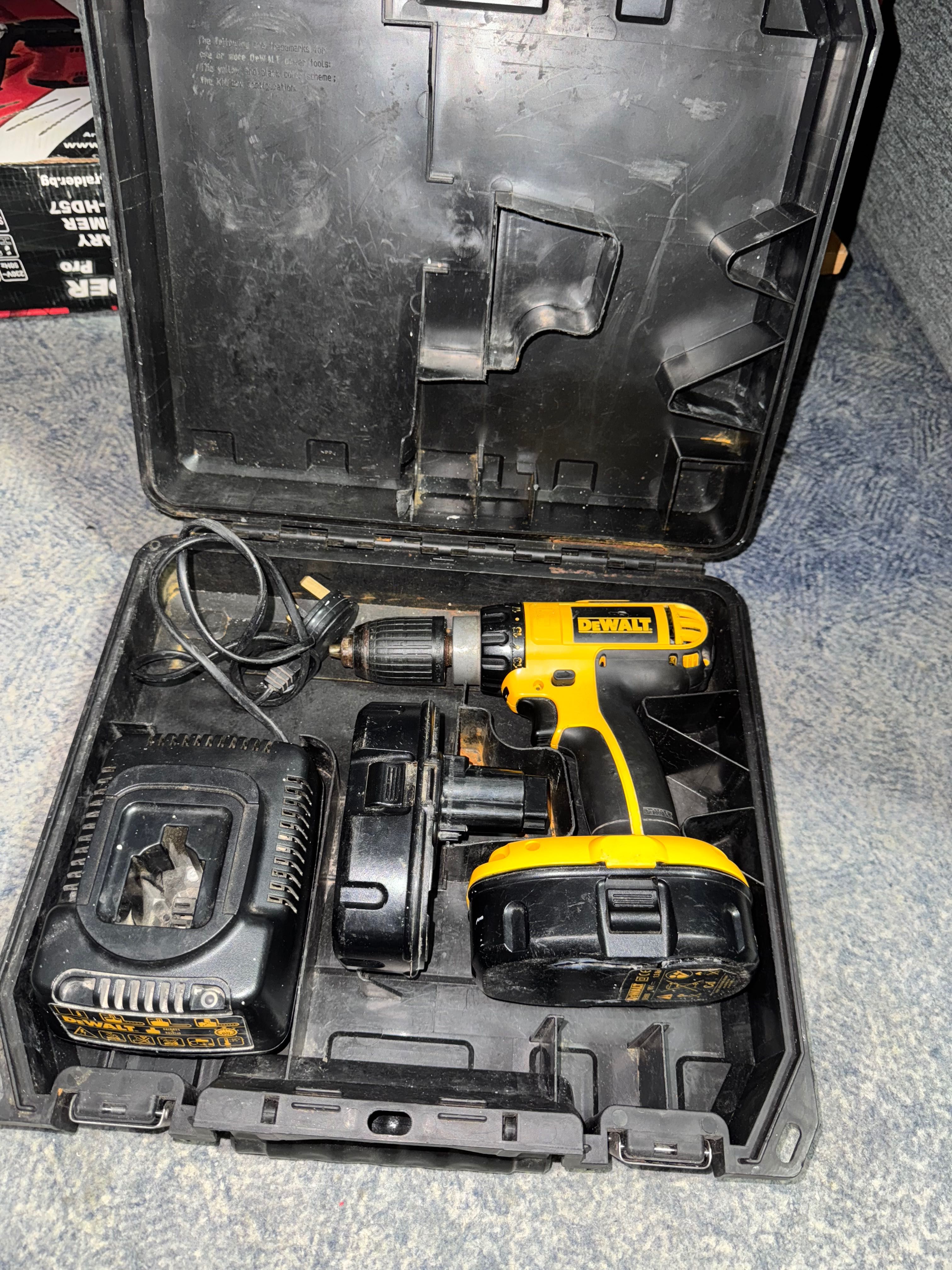 винтоверт Dewalt 18v с 2 батерии и зарядно