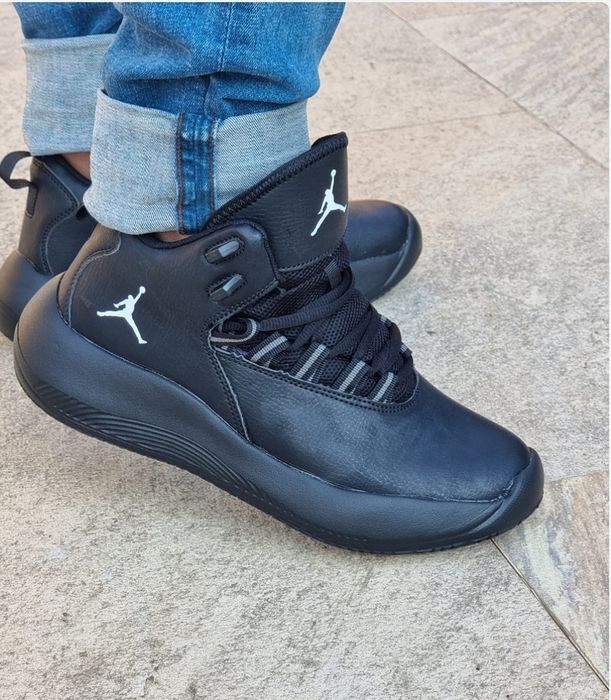 Vând air Jordan negri
