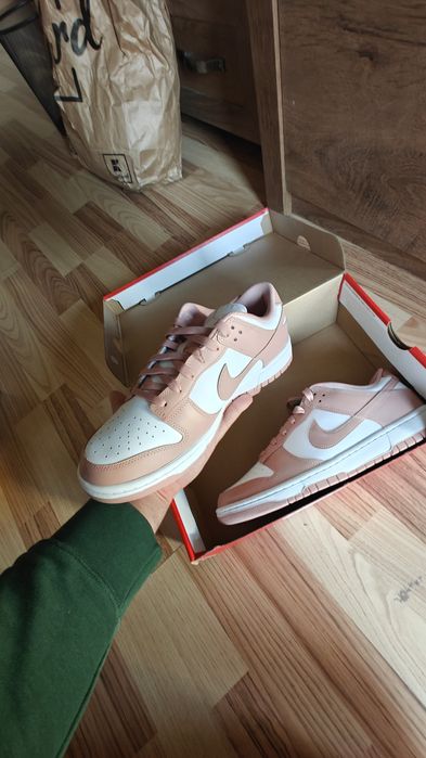 Vand Jordan 1 , Nike Dunk noi