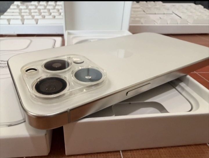 Iphone 15 pro white