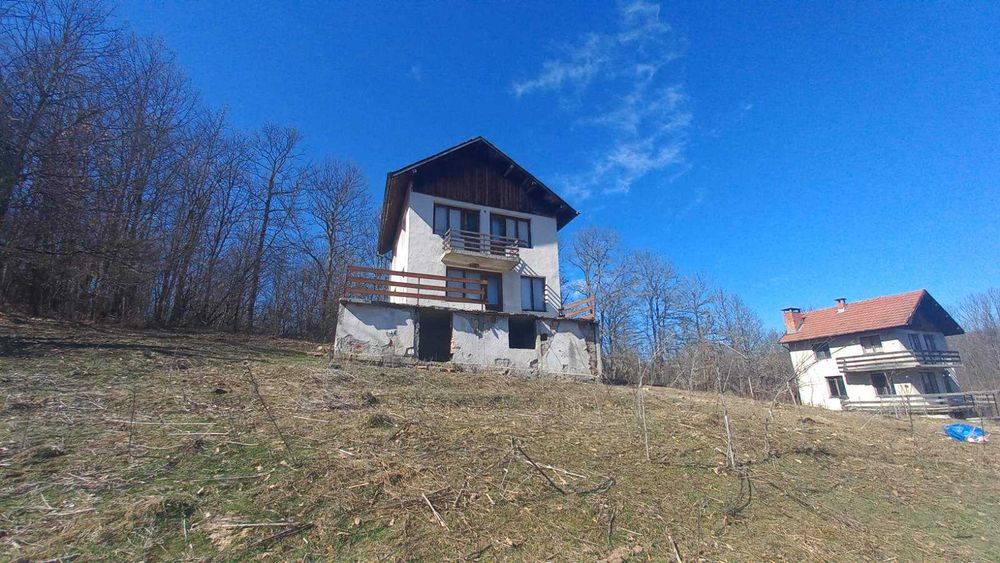 Двуетажна вила в Троянския балкан