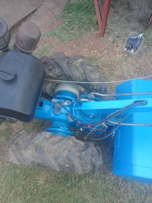 Doua motocultoare unul agria ,altul bcs705.