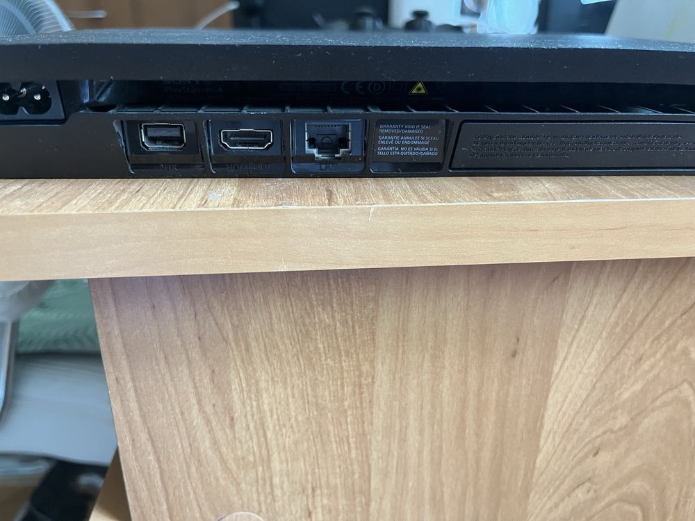 Ps4 slim с 2 игри