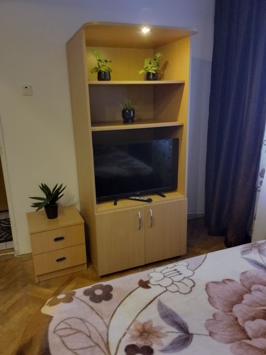 Vând foarte avantajos set dormitor